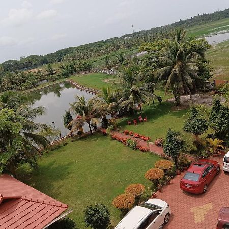 Hotel Royal Riviera Houseboats Kumarakom Exterior foto